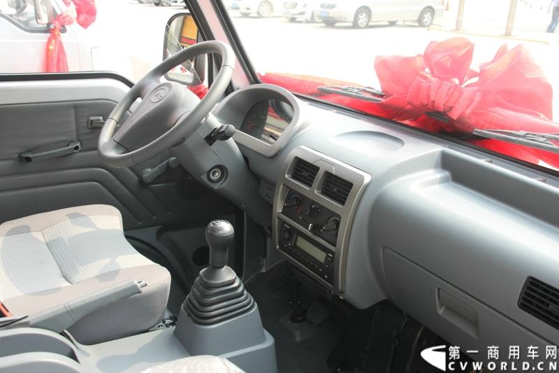 9月25日，在山东潍坊，江淮轻型商用车“康铃X3百城联动”上市发布会盛大开幕。据了解，全面升级的康铃X3微卡，当天在河北、安徽、四川等全国近百个城市同步上市。图为：康铃X3内饰