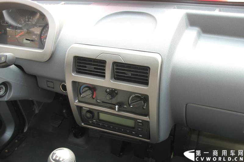 9月25日，在山东潍坊，江淮轻型商用车“康铃X3百城联动”上市发布会盛大开幕。据了解，全面升级的康铃X3微卡，当天在河北、安徽、四川等全国近百个城市同步上市。图为：康铃X3内饰