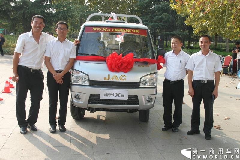 9月25日，在山东潍坊，江淮轻型商用车“康铃X3百城联动”上市发布会盛大开幕。据了解，全面升级的康铃X3微卡，当天在河北、安徽、四川等全国近百个城市同步上市。图为：康铃营销公司领导合影