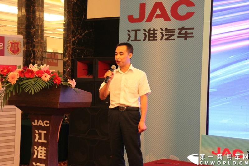 9月25日，在山东潍坊，江淮轻型商用车“康铃X3百城联动”上市发布会盛大开幕。据了解，全面升级的康铃X3微卡，当天在河北、安徽、四川等全国近百个城市同步上市。图为：康铃营销公司山东大区总监韩延明