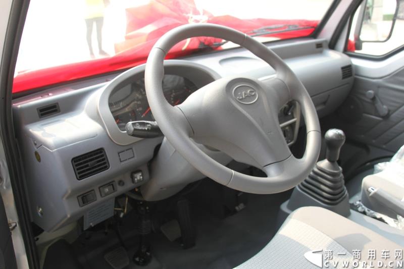 9月25日，在山东潍坊，江淮轻型商用车“康铃X3百城联动”上市发布会盛大开幕。据了解，全面升级的康铃X3微卡，当天在河北、安徽、四川等全国近百个城市同步上市。图为：康铃X3内饰