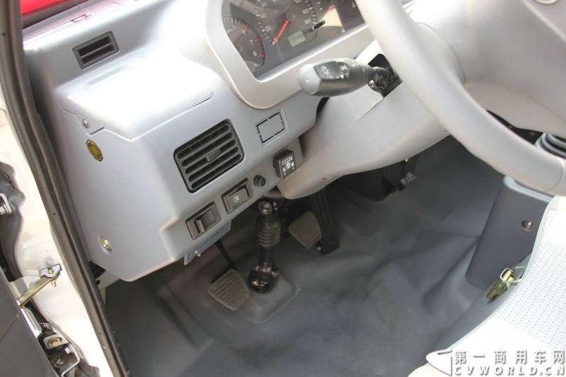 9月25日，在山东潍坊，江淮轻型商用车“康铃X3百城联动”上市发布会盛大开幕。据了解，全面升级的康铃X3微卡，当天在河北、安徽、四川等全国近百个城市同步上市。图为：康铃X3内饰
