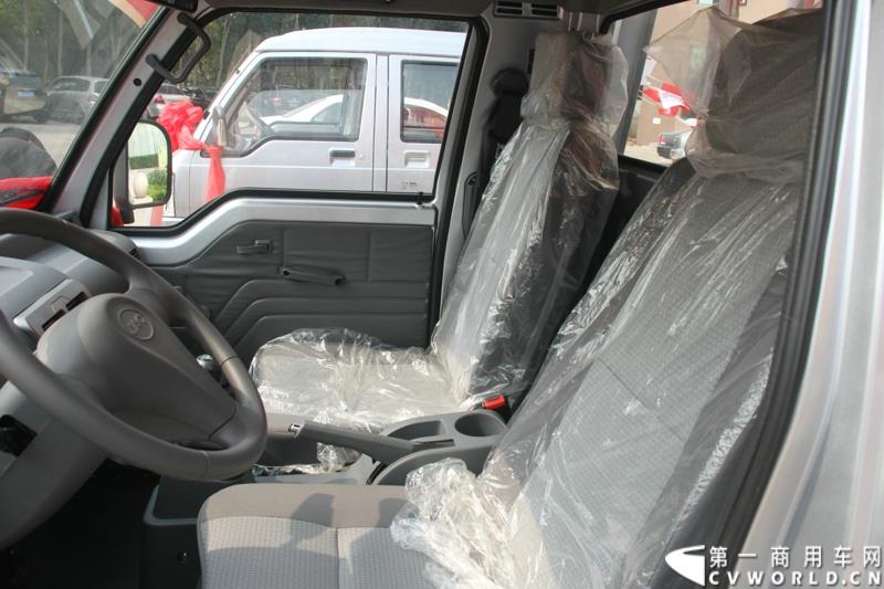 9月25日，在山东潍坊，江淮轻型商用车“康铃X3百城联动”上市发布会盛大开幕。据了解，全面升级的康铃X3微卡，当天在河北、安徽、四川等全国近百个城市同步上市。图为：康铃X3内饰