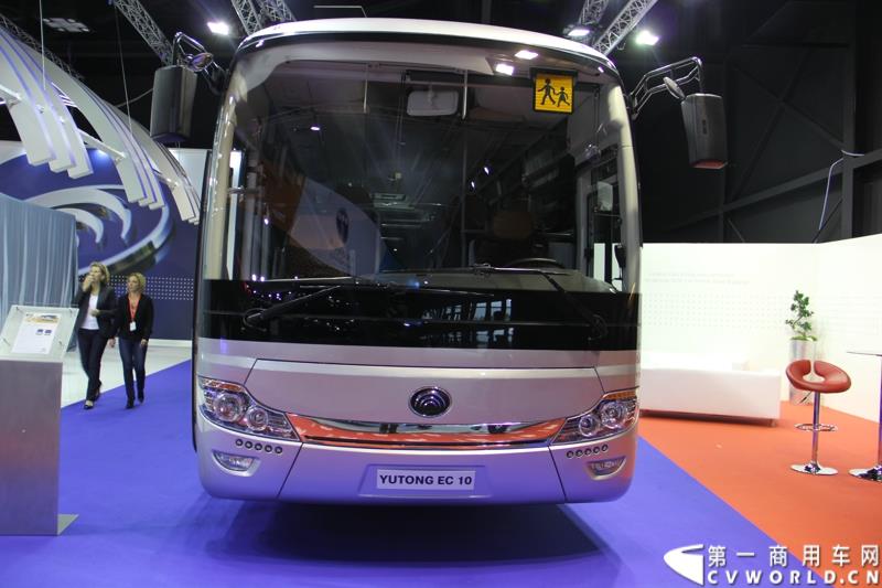 备受瞩目的世界客车博览会（Busworld 2015，也称欧洲客车展）于10月16日在比利时盛大开幕。中国客车品牌宇通携九款车型参展，展示了中国最大客车制造企业的实力，也以优良的适应性产品向欧洲客户抛出橄榄枝。图为：宇通10米自动挡校车