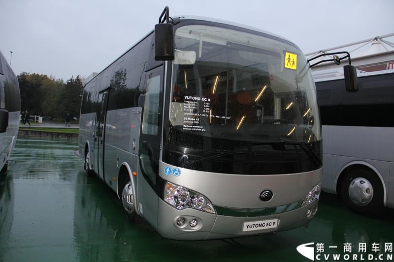 备受瞩目的世界客车博览会（Busworld 2015，也称欧洲客车展）于10月16日在比利时盛大开幕。中国客车品牌宇通携九款车型参展，展示了中国最大客车制造企业的实力，也以优良的适应性产品向欧洲客户抛出橄榄枝。图为：宇通EC9校车室外展车