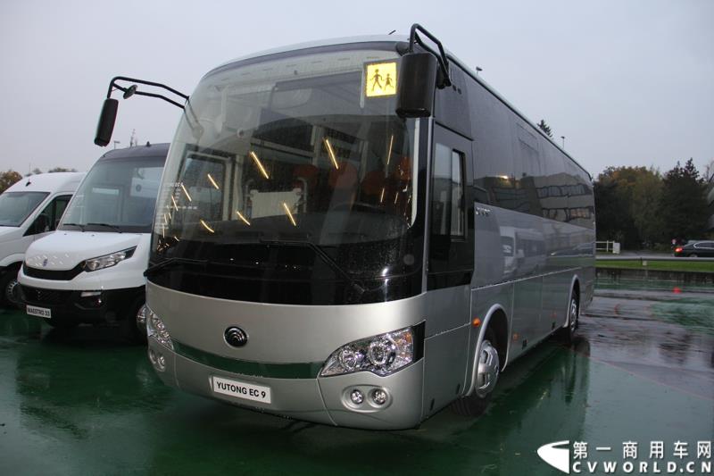 备受瞩目的世界客车博览会（Busworld 2015，也称欧洲客车展）于10月16日在比利时盛大开幕。中国客车品牌宇通携九款车型参展，展示了中国最大客车制造企业的实力，也以优良的适应性产品向欧洲客户抛出橄榄枝。图为：宇通EC9校车室外展车
