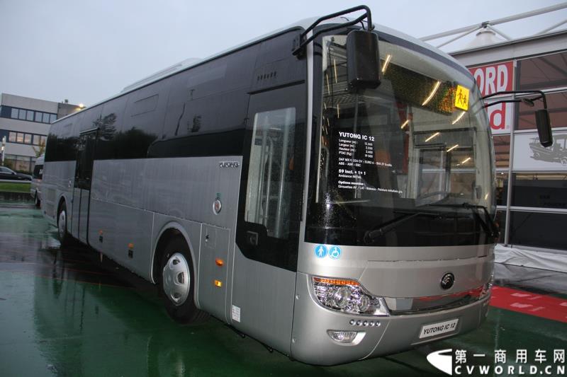 备受瞩目的世界客车博览会（Busworld 2015，也称欧洲客车展）于10月16日在比利时盛大开幕。中国客车品牌宇通携九款车型参展，展示了中国最大客车制造企业的实力，也以优良的适应性产品向欧洲客户抛出橄榄枝。图为：宇通IC12型城间客车
