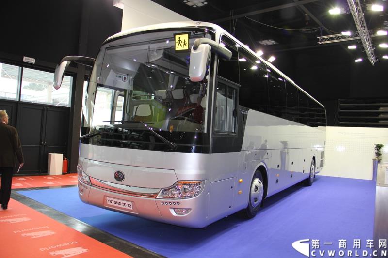 备受瞩目的世界客车博览会（Busworld 2015，也称欧洲客车展）于10月16日在比利时盛大开幕。中国客车品牌宇通携九款车型参展，展示了中国最大客车制造企业的实力，也以优良的适应性产品向欧洲客户抛出橄榄枝。图为：宇通IC12型城间客车