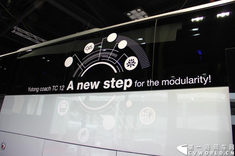 备受瞩目的世界客车博览会（Busworld 2015，也称欧洲客车展）于10月16日在比利时盛大开幕。中国客车品牌宇通携九款车型参展，展示了中国最大客车制造企业的实力，也以优良的适应性产品向欧洲客户抛出橄榄枝。图为：宇通IC12型城间客车