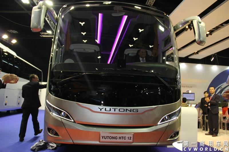 备受瞩目的世界客车博览会（Busworld 2015，也称欧洲客车展）于10月16日在比利时盛大开幕。中国客车品牌宇通携九款车型参展，展示了中国最大客车制造企业的实力，也以优良的适应性产品向欧洲客户抛出橄榄枝。图为：宇通高端12米旅游客车新品揭幕
