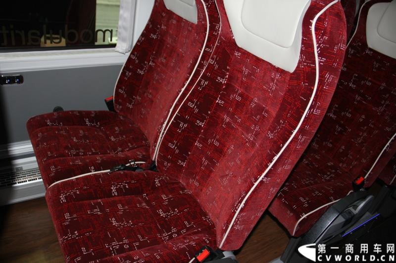 备受瞩目的世界客车博览会（Busworld 2015，也称欧洲客车展）于10月16日在比利时盛大开幕。中国客车品牌宇通携九款车型参展，展示了中国最大客车制造企业的实力，也以优良的适应性产品向欧洲客户抛出橄榄枝。图为：宇通IC12型城间客车