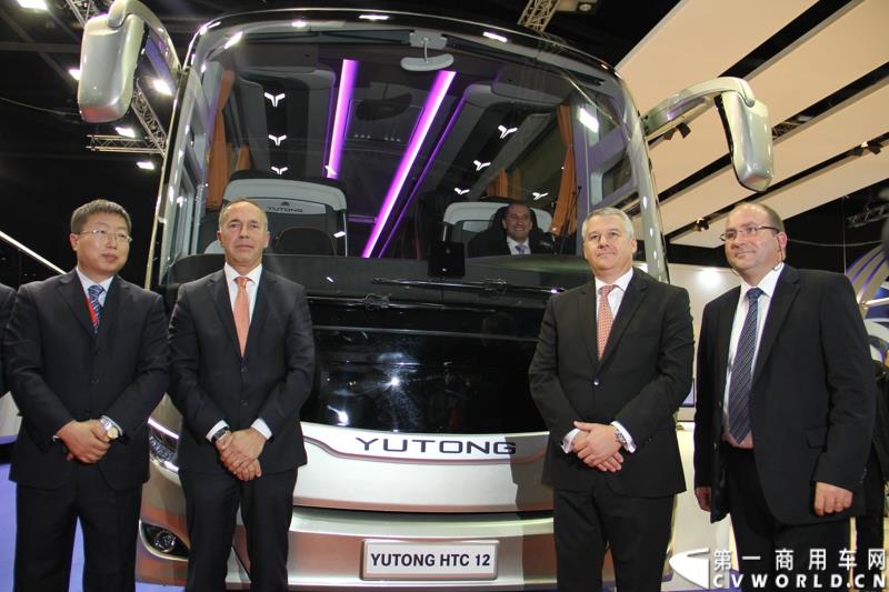 备受瞩目的世界客车博览会（Busworld 2015，也称欧洲客车展）于10月16日在比利时盛大开幕。中国客车品牌宇通携九款车型参展，展示了中国最大客车制造企业的实力，也以优良的适应性产品向欧洲客户抛出橄榄枝。图为：宇通高端12米旅游客车新品揭幕