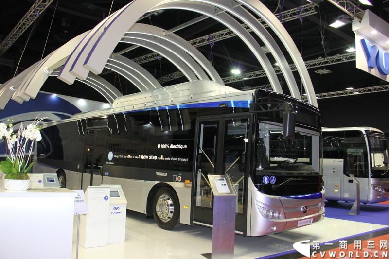 备受瞩目的世界客车博览会（Busworld 2015，也称欧洲客车展）于10月16日在比利时盛大开幕。中国客车品牌宇通携九款车型参展，展示了中国最大客车制造企业的实力，也以优良的适应性产品向欧洲客户抛出橄榄枝。图为：宇通面向欧洲的12米纯电动客车新车ZK6128BEV