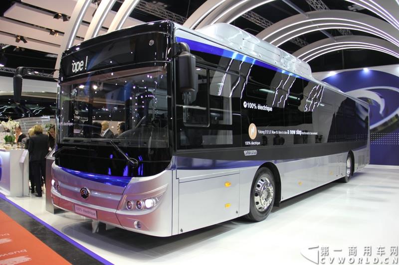 备受瞩目的世界客车博览会（Busworld 2015，也称欧洲客车展）于10月16日在比利时盛大开幕。中国客车品牌宇通携九款车型参展，展示了中国最大客车制造企业的实力，也以优良的适应性产品向欧洲客户抛出橄榄枝。图为：宇通面向欧洲的12米纯电动客车新车ZK6128BEV