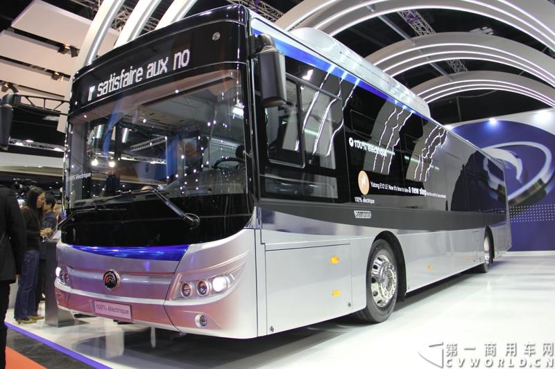 备受瞩目的世界客车博览会（Busworld 2015，也称欧洲客车展）于10月16日在比利时盛大开幕。中国客车品牌宇通携九款车型参展，展示了中国最大客车制造企业的实力，也以优良的适应性产品向欧洲客户抛出橄榄枝。图为：宇通面向欧洲的12米纯电动客车新车ZK6128BEV