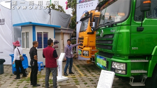 工作人员向用户介绍陕汽展车.jpg