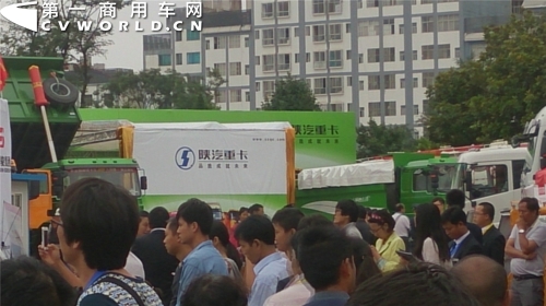 陕汽展台前人山人海.jpg