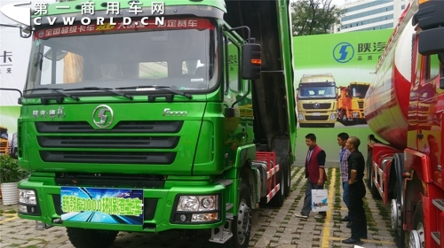 用户参观陕汽新型环保渣土车.jpg