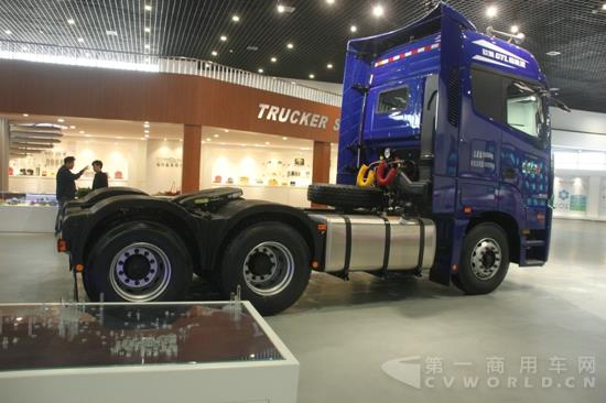 室內(nèi)展出的歐曼GTL超能版6X4牽引車 (7).jpg