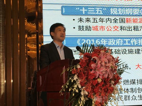 安凱客車(chē)戰(zhàn)略發(fā)展部部長(zhǎng)高緒武介紹新能源汽車(chē)產(chǎn)業(yè)政策.jpg