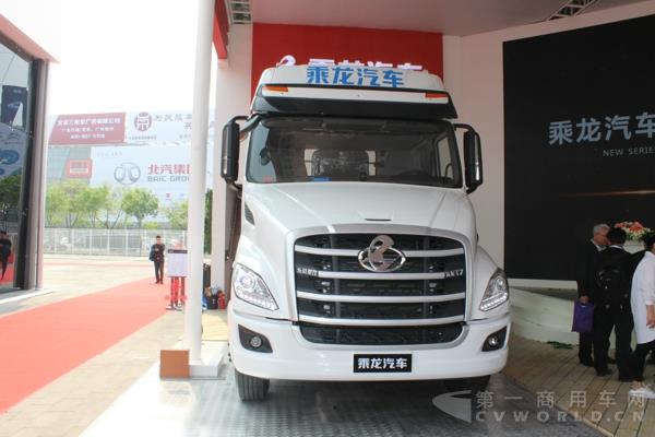 东风柳汽6×4长头牵引车（T7-康明斯520） (2).jpg