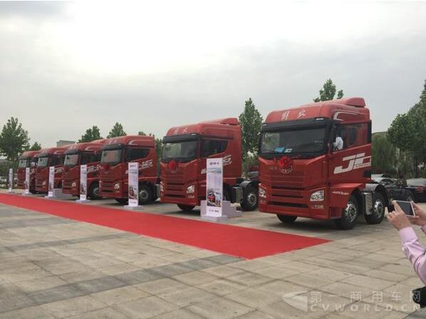 现场展示的一汽解放JH6重卡新车.jpg