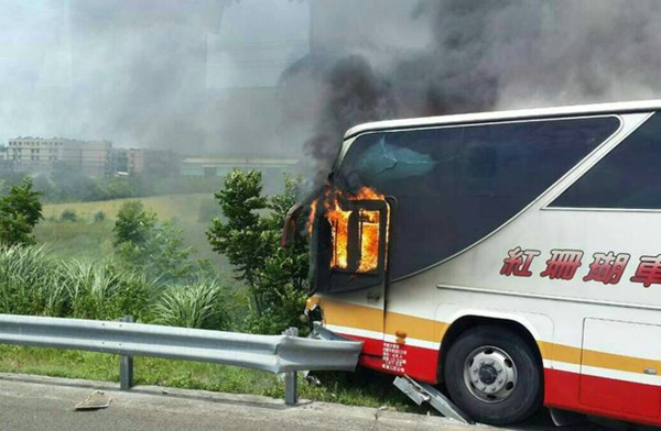 又见大巴车事故:台大巴起火车上26人全遇难