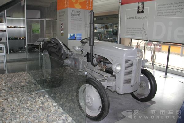 这台拖拉机是乌尼莫克的鼻祖，由乌尼莫克创始人弗里德里希设计制造 (1)2.jpg