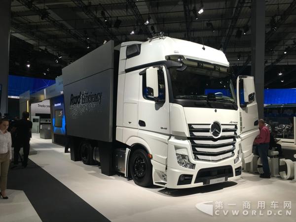 奔驰 Actros 4×2 公路高效牵引车,480马力 2.jpg
