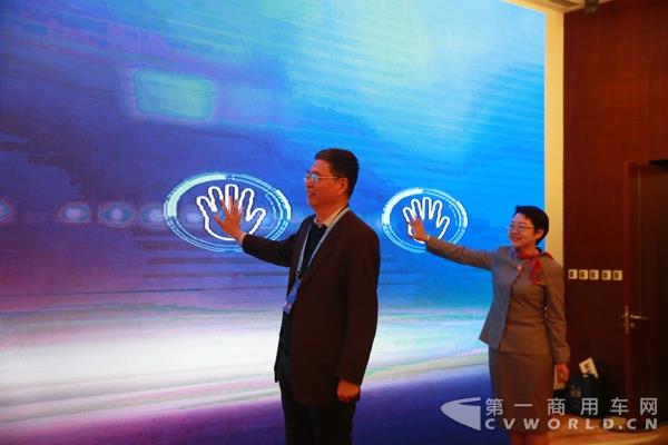 5-中欧经济技术合作协会副会长李庆文、方得网总编辑姚蔚为《中国客车产业发展报告2015-2016》揭幕.jpg