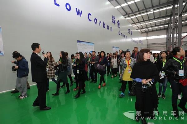 來賓們進入生產(chǎn)線實地考察參觀.jpg