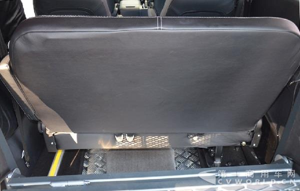 标准商务车状态，第三排座椅正常使用，第三排座椅后还留有空间放置行李物品 (3).jpg