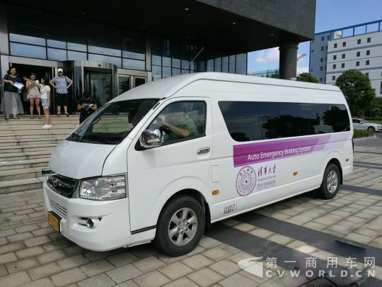 驾驶座上,司机双手枕在脑后悠闲地靠在座椅上,任由车辆在道路上行驶;车后,交警骑乘着摩托车紧紧跟随着。这是22日发生在江苏省苏州市相城区道路上的一幕。当天上午,清华大学苏州汽车研究院(简称研究院)对自主研发的无人驾驶电动中巴车进行了公开的上路测试。 清华大学苏州汽车研究院自主研发的无人驾驶电动中巴车 近日,由于百度CEO李彦宏乘坐无人驾驶汽车违规行驶一事。无人驾驶汽车再度成为了人们热议的话题。无人驾驶汽车也被称作轮式移动机器人,是近几年颇为热门一项技术。各国科学家们都希望通过在车内设置智能驾驶A