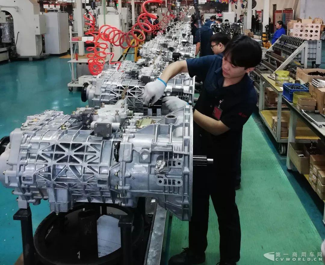 9月21日上午8时28分,中国重汽变速箱部第70万台总成隆重下线.