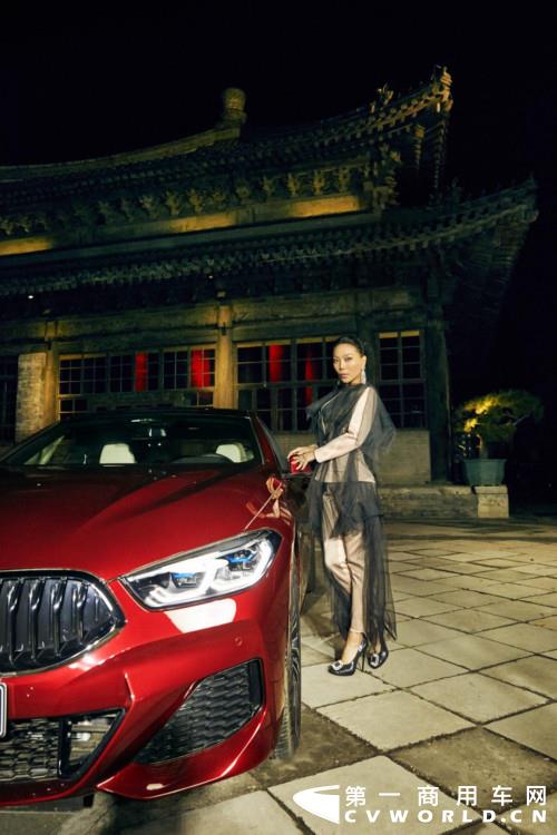 欣赏华丽非凡的全新BMW 8系轿跑车，品尝丰盛美味的珍馐晚宴。10月24日，著名高级珠宝设计师万宝宝女士于北京嵩祝寺GREY厅举办私密晚宴，邀请各大时尚名流，在静谧清幽的北京深秋院落中，共享“境界之上，独有境界”的雅致时光。