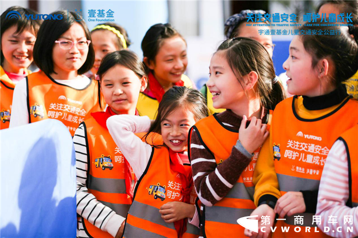 11月20日，国际儿童日，宇通客车再次用行动展示了其呵护儿童成长的担当，向孩子们献上一份特别的节日礼物。当天下午，“宇通&壹基金儿童交通安全公益行”活动在走过河南郑州，河北石家庄、邯郸后，来到我国国际化大都市上海，走进进城务工人员随迁子女民办学校——上海闵行区民办育苗小学，撒下了儿童交通安全的“种子”，为儿童交通安全树立了新标准。