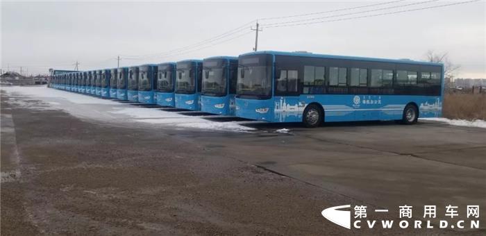 在初冬的风雪中，内蒙古呼伦贝尔迎来了90辆金龙纯电动公交车，包括60辆XMQ6802G和30辆XMQ6106G，这是截至目前呼伦贝尔市海拉尔区迎来的首批纯电动公交车，是呼伦贝尔市的民生工程，也是海拉尔区绿色交通的重大里程碑，代表着这座著名的草原之城电动化公交时代的真正到来。