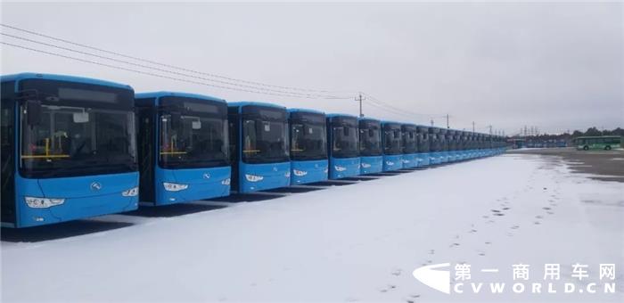 在初冬的风雪中，内蒙古呼伦贝尔迎来了90辆金龙纯电动公交车，包括60辆XMQ6802G和30辆XMQ6106G，这是截至目前呼伦贝尔市海拉尔区迎来的首批纯电动公交车，是呼伦贝尔市的民生工程，也是海拉尔区绿色交通的重大里程碑，代表着这座著名的草原之城电动化公交时代的真正到来。