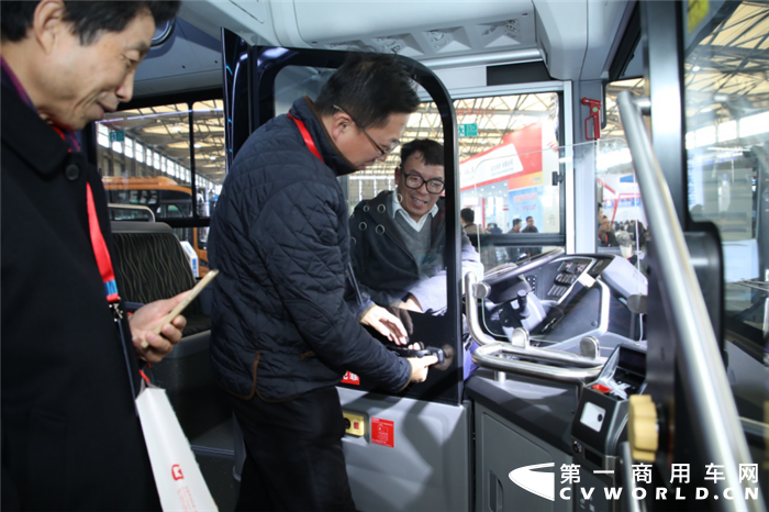 12月11日，2019上海国际客车展览会暨上海国际氢燃料电池展览会在上海新国际博览中心开幕。本届展会吸引了来自10余个国家和地区的200余家企业参展，展出面积超过20000平方米，集中展示了全球公交行业的整车及零部件、城市交通设施、智慧交通等最新产品与技术。