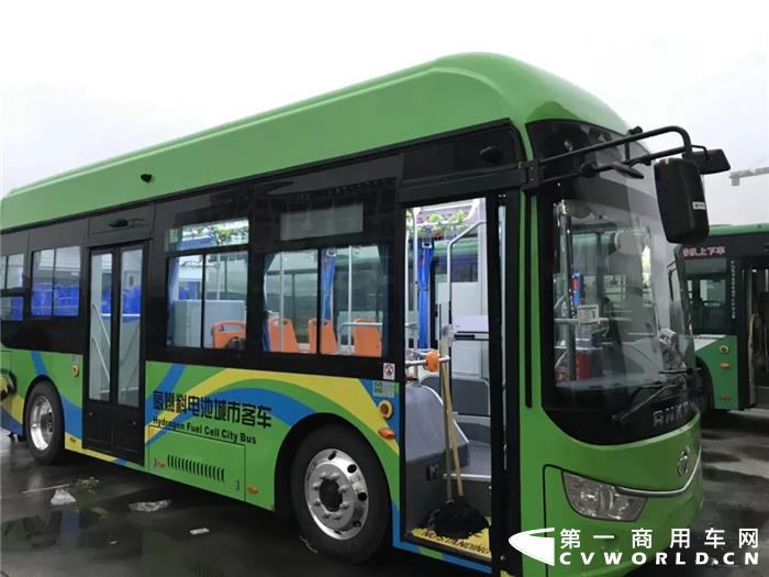 12月26日，在安徽省六安市东大街的公交首末站，2辆安凯氢燃料公交车驶出站场，正式投入到301线路运营。这是安徽省首次投入氢燃料公交车，标志着安徽首条氢燃料公交示范线正式运营。
