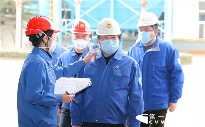 2月6日上午10点，谭旭光带队先后到潍柴铸造车间和锻造车间，检查一线疫情防控工作和生产复工情况。