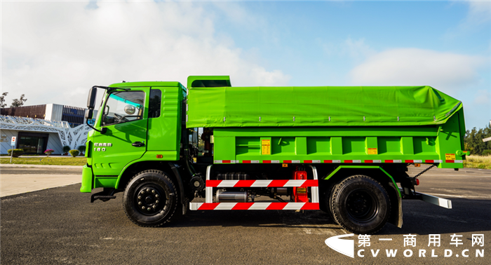 上汽红岩杰豹4x2自卸车以灵活的身形、超强的承载、高效的动力、助力城镇化建设。