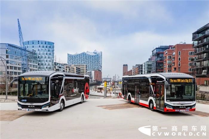 近日，曼恩商用车向汉堡高架铁路股份公司（HOCHBAHN）和荷尔斯泰因公共运输公司（VHH）交付两辆曼恩Lion’s City E。目前，这两辆巴士已投入日常运营。2020年起，由15辆曼恩纯电动巴士组成的演示车队将在欧洲5个国家提供运营服务。