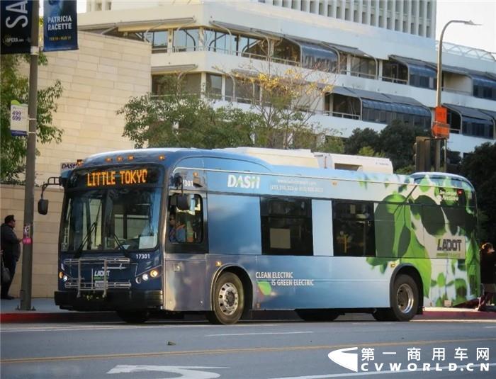 当地时间2月20日，美国洛杉矶市长艾瑞克·贾西迪（Eric Garcetti）宣布该市已采购美国历史上最大的纯电动大巴订单——155辆，其中134辆来自比亚迪。