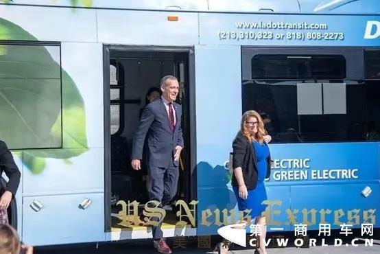 当地时间2月20日，美国洛杉矶市长艾瑞克·贾西迪（Eric Garcetti）宣布该市已采购美国历史上最大的纯电动大巴订单——155辆，其中134辆来自比亚迪。