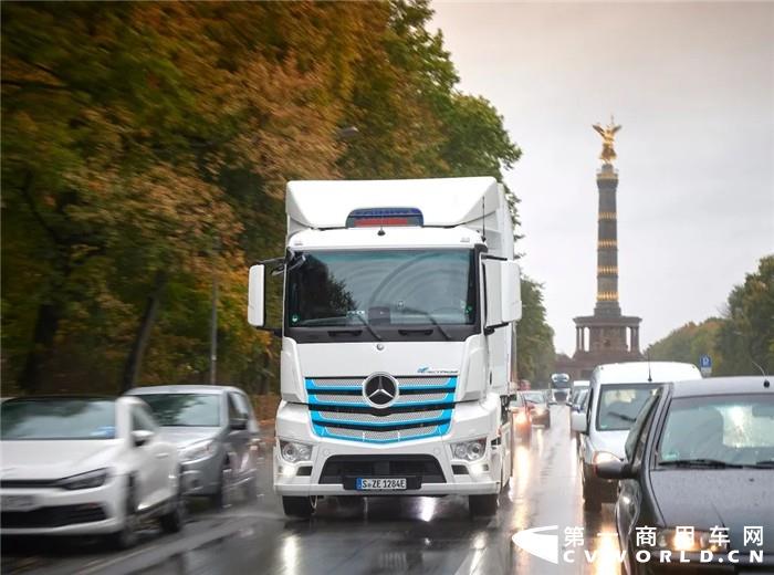 近日，戴姆勒卡车(Daimler Trucks)宣布即将推出纯电动低地板进入式卡车——梅赛德斯-奔驰e-Econic，该车型的研发建立在e-Actros电动重卡成功运营的经验上。