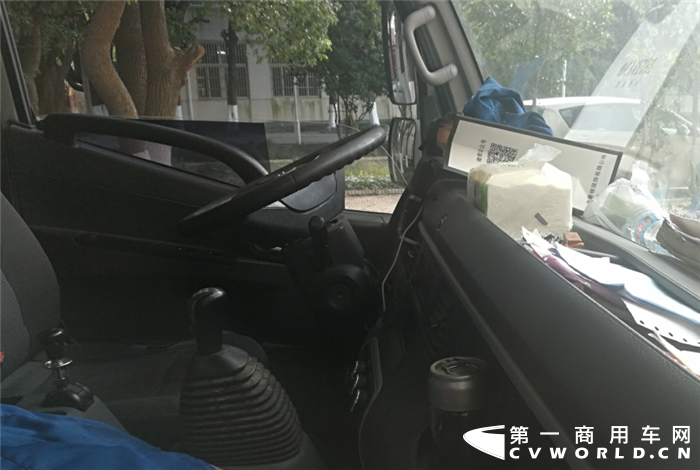 近日，第一商用车网小编在皖南某物流园附近走访用户时，采访到一位搭载云内德威D25的江淮轻卡车主——林师傅。听他讲述了一些使用云内德威D25一起跑货运的故事。