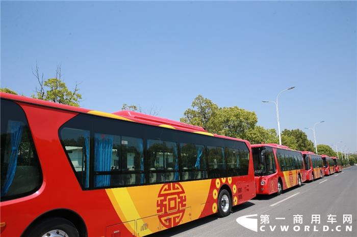 五一期间，古城保定再次迎来了30辆苏州金龙“中国红”纯电动风景巴士，他们将和保定公交集团2019年元旦投运的30辆海格风景客车一起组成最酷兄弟团，成为行驶在保定街头“最靓的仔”。