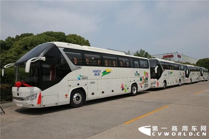 5月9日上午，风和日丽。位于江苏省苏州市的苏州金龙厂区内，14台12米苏州金龙海威天然气客车身披红花，正式踏上了前往海南的旅程。到达海南后，它们将正式投用于海口与琼海之间的班线客运中，为当地的班线客运服务注入“绿色”活力。