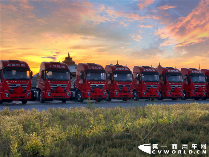 5月20日，上汽红岩在内蒙古乌海市的沙漠公路向荣晨物流交付一批红岩杰狮C6 LNG牵引车，共同打造绿色运输新模式，在5·20向大自然说爱。